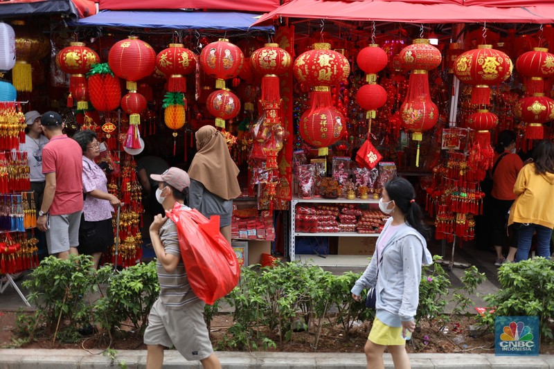 Suasana penjualan pernah-pernik Imlek di kawasan Glodok, Jakarta, Senin (15/1/2024). Beberapa minggu menjelang Tahun Baru Imlek, para pedagang mulai memadati kawasan perniagaan tersebut. (CNBC Indonesia/Tri Susilo)
