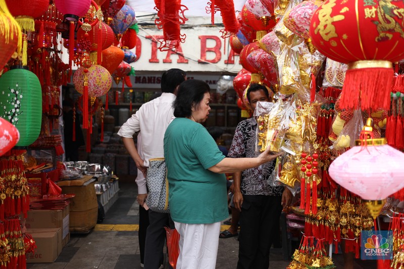 Suasana penjualan pernah-pernik Imlek di kawasan Glodok, Jakarta, Senin (15/1/2024). Beberapa minggu menjelang Tahun Baru Imlek, para pedagang mulai memadati kawasan perniagaan tersebut. (CNBC Indonesia/Tri Susilo)
