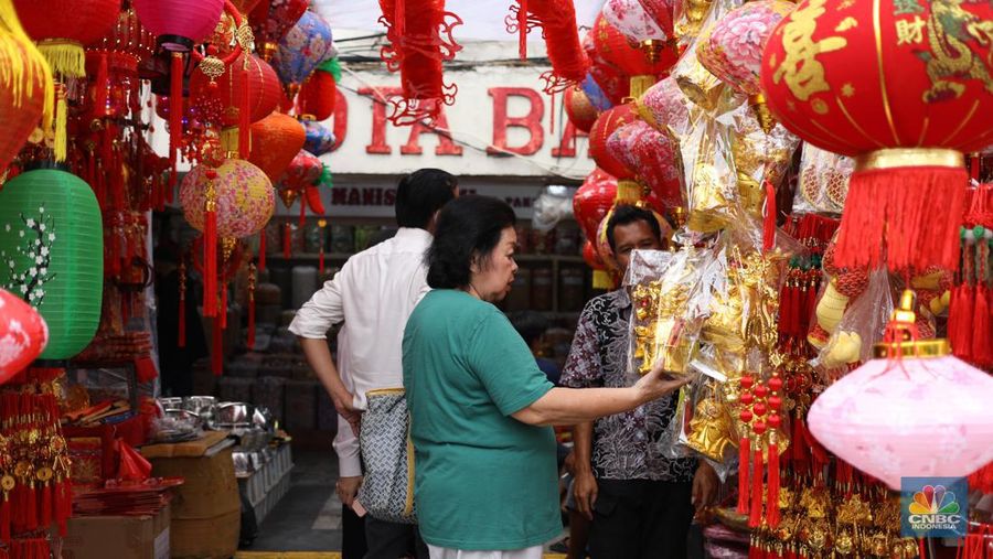 Suasana penjualan pernah-pernik Imlek di kawasan Glodok, Jakarta, Senin (15/1/2024). Beberapa minggu menjelang Tahun Baru Imlek, para pedagang mulai memadati kawasan perniagaan tersebut. (CNBC Indonesia/Tri Susilo)