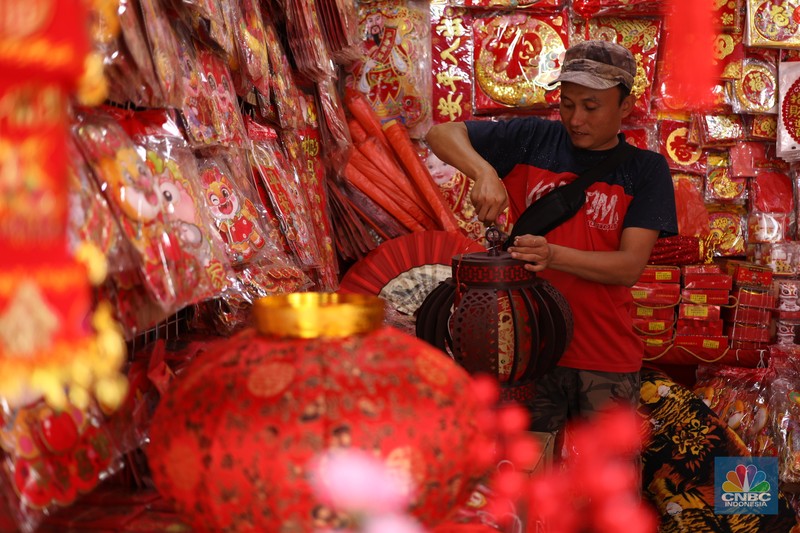 Suasana penjualan pernah-pernik Imlek di kawasan Glodok, Jakarta, Senin (15/1/2024). Beberapa minggu menjelang Tahun Baru Imlek, para pedagang mulai memadati kawasan perniagaan tersebut. (CNBC Indonesia/Tri Susilo)