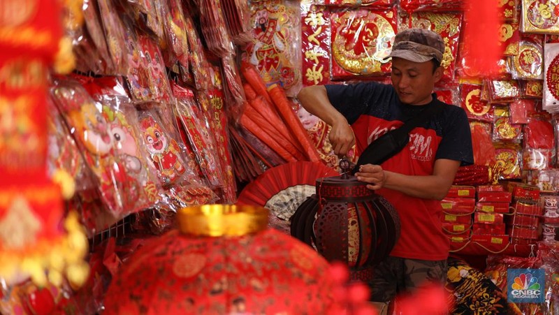 Suasana penjualan pernah-pernik Imlek di kawasan Glodok, Jakarta, Senin (15/1/2024). Beberapa minggu menjelang Tahun Baru Imlek, para pedagang mulai memadati kawasan perniagaan tersebut. (CNBC Indonesia/Tri Susilo)