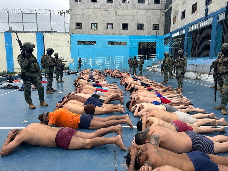 Anggota militer berjalan di luar penjara, ketika angkatan bersenjata Ekuador memasuki penjara di seluruh negeri dalam upaya memulihkan ketertiban setelah pembebasan penjaga penjara dan staf lain yang disandera, di Cotopaxi, Ekuador, 14 Januari 2024. Anggota militer berjalan di luar penjara, ketika angkatan bersenjata Ekuador memasuki penjara di seluruh negeri dalam upaya memulihkan ketertiban setelah pembebasan penjaga penjara dan staf lain yang disandera, di Cotopaxi, Ekuador, 14 Januari 2024. (REUTERS/Karen Toro)