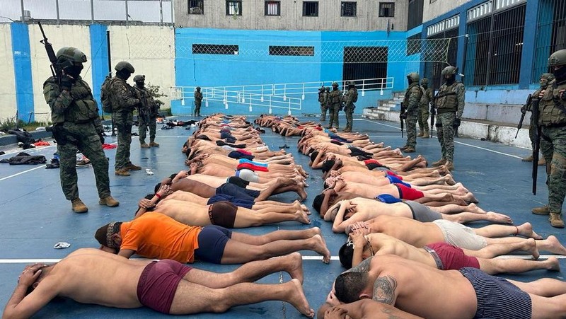 Anggota militer berjalan di luar penjara, ketika angkatan bersenjata Ekuador memasuki penjara di seluruh negeri dalam upaya memulihkan ketertiban setelah pembebasan penjaga penjara dan staf lain yang disandera, di Cotopaxi, Ekuador, 14 Januari 2024. (REUTERS/Karen Toro)