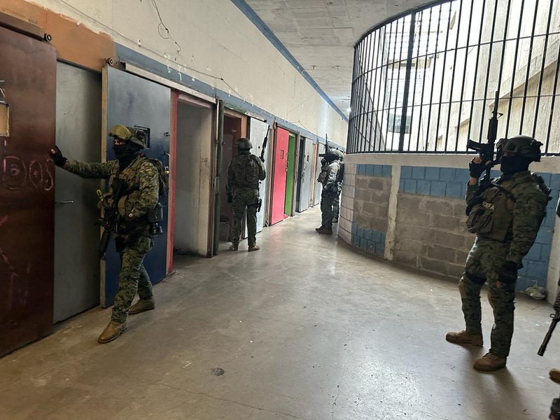 Anggota militer berjalan di luar penjara, ketika angkatan bersenjata Ekuador memasuki penjara di seluruh negeri dalam upaya memulihkan ketertiban setelah pembebasan penjaga penjara dan staf lain yang disandera, di Cotopaxi, Ekuador, 14 Januari 2024. Anggota militer berjalan di luar penjara, ketika angkatan bersenjata Ekuador memasuki penjara di seluruh negeri dalam upaya memulihkan ketertiban setelah pembebasan penjaga penjara dan staf lain yang disandera, di Cotopaxi, Ekuador, 14 Januari 2024. (REUTERS/Karen Toro)