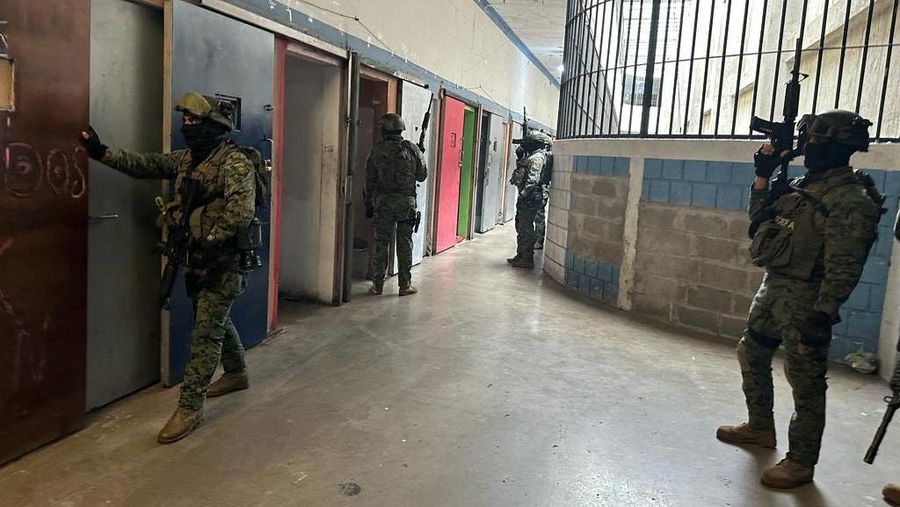 Anggota militer berjalan di luar penjara, ketika angkatan bersenjata Ekuador memasuki penjara di seluruh negeri dalam upaya memulihkan ketertiban setelah pembebasan penjaga penjara dan staf lain yang disandera, di Cotopaxi, Ekuador, 14 Januari 2024. (REUTERS/Karen Toro)