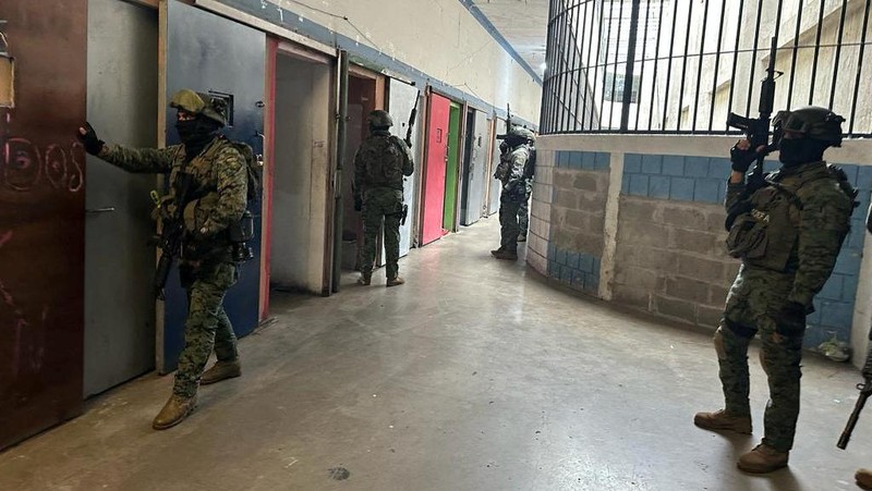 Anggota militer berjalan di luar penjara, ketika angkatan bersenjata Ekuador memasuki penjara di seluruh negeri dalam upaya memulihkan ketertiban setelah pembebasan penjaga penjara dan staf lain yang disandera, di Cotopaxi, Ekuador, 14 Januari 2024. (REUTERS/Karen Toro)