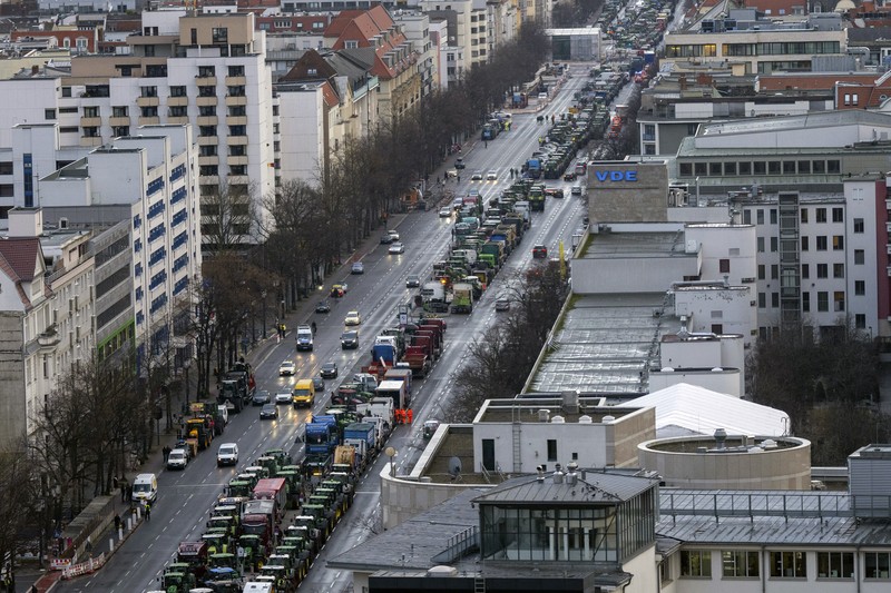 Petani Jerman memprotes pemotongan subsidi pajak kendaraan oleh pemerintah koalisi Ampel Jerman di depan Gerbang Brandenburg di Berlin, Jerman 15 Januari 2024. Petani Jerman memprotes pemotongan subsidi pajak kendaraan oleh pemerintah koalisi Ampel Jerman di depan Gerbang Brandenburg di Berlin, Jerman 15 Januari 2024. (REUTERS/Fabrizio Bensch)