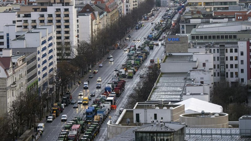 Petani Jerman memprotes pemotongan subsidi pajak kendaraan oleh pemerintah koalisi Ampel Jerman di depan Gerbang Brandenburg di Berlin, Jerman 15 Januari 2024. (REUTERS/Fabrizio Bensch)