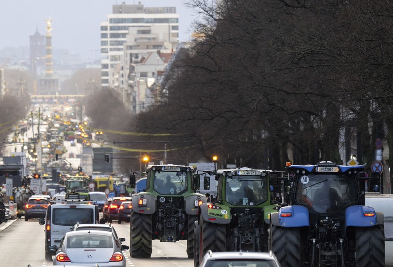 Petani Jerman memprotes pemotongan subsidi pajak kendaraan oleh pemerintah koalisi Ampel Jerman di depan Gerbang Brandenburg di Berlin, Jerman 15 Januari 2024. Petani Jerman memprotes pemotongan subsidi pajak kendaraan oleh pemerintah koalisi Ampel Jerman di depan Gerbang Brandenburg di Berlin, Jerman 15 Januari 2024. (REUTERS/Fabrizio Bensch)