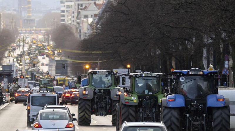 Petani Jerman memprotes pemotongan subsidi pajak kendaraan oleh pemerintah koalisi Ampel Jerman di depan Gerbang Brandenburg di Berlin, Jerman 15 Januari 2024. (REUTERS/Fabrizio Bensch)