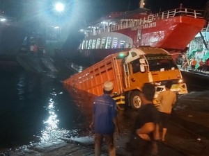 Rem Blong Saat Naik Kapal di Pelabuhan Gilimanuk, Truk Tercebur ke Laut