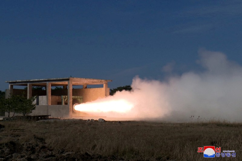 Rudal balistik berbahan bakar padat dan hipersonik saat di uji coba di Korea Utara, MInggu (14/1/2024). (KCNA via REUTERS)