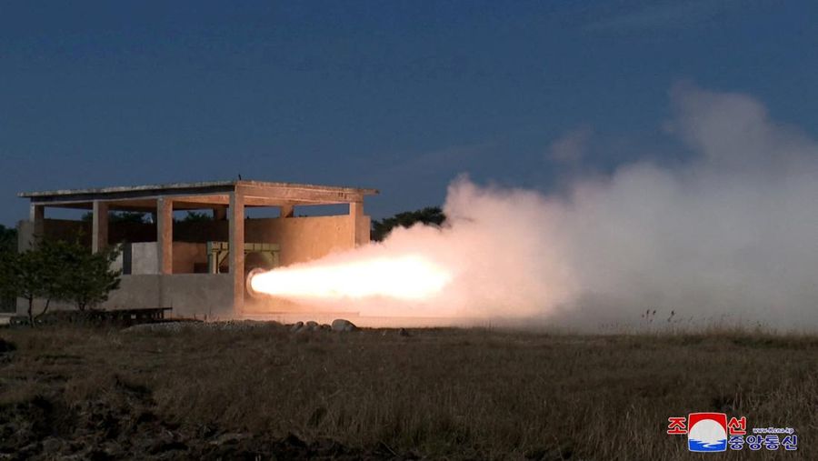 Rudal balistik berbahan bakar padat dan hipersonik saat di uji coba di Korea Utara, MInggu (14/1/2024). (KCNA via REUTERS)