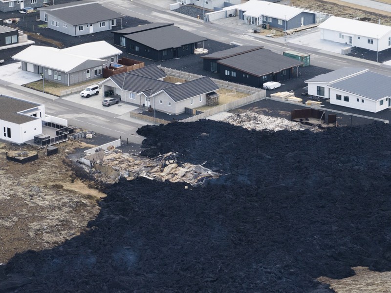 Aliran lahar gunung berapi mendekat ke pemukiman warga di Grivandik, Islandia, Senin (15/1/2024). (Bjorn Steinbekk via AP)