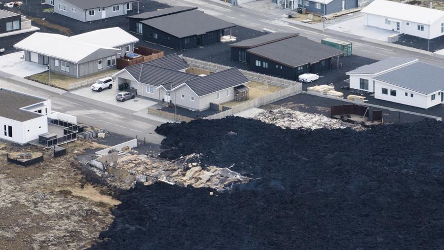 Aliran lahar gunung berapi mendekat ke pemukiman warga di Grivandik, Islandia, Senin (15/1/2024). (Bjorn Steinbekk via AP)