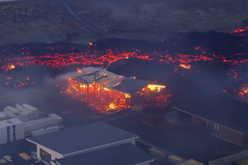 Aliran lahar gunung berapi mendekat ke pemukiman warga di Grivandik, Islandia, Senin (15/1/2024). (Bjorn Steinbekk via AP)