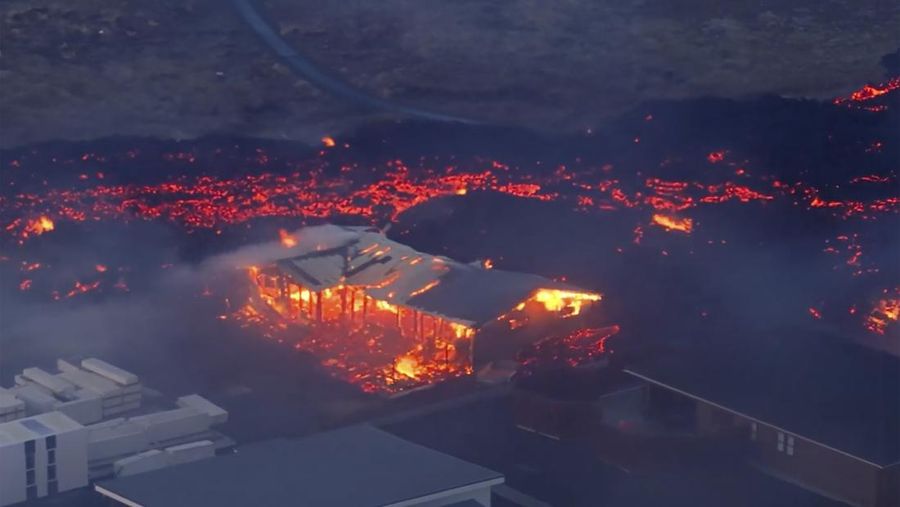 Aliran lahar gunung berapi mendekat ke pemukiman warga di Grivandik, Islandia, Senin (15/1/2024). (Bjorn Steinbekk via AP)