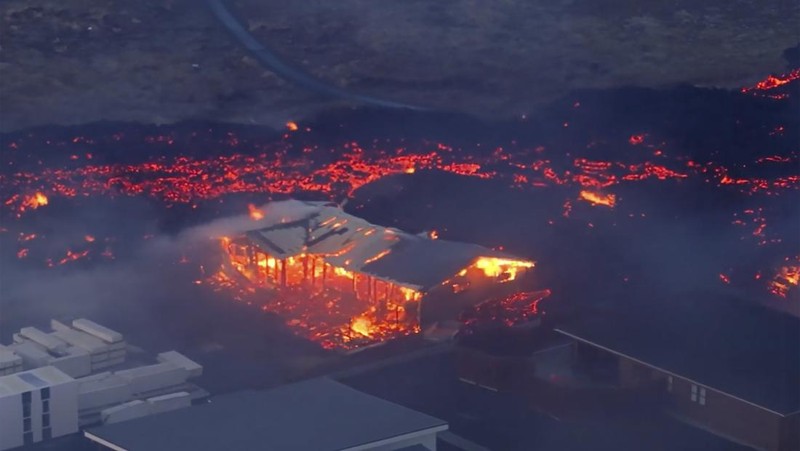 Aliran lahar gunung berapi mendekat ke pemukiman warga di Grivandik, Islandia, Senin (15/1/2024). (Bjorn Steinbekk via AP)