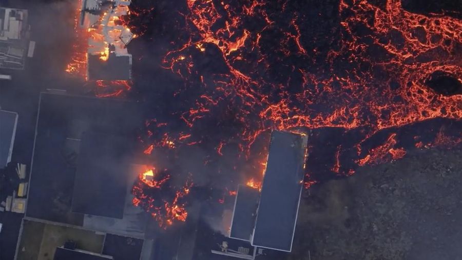 Aliran lahar gunung berapi mendekat ke pemukiman warga di Grivandik, Islandia, Senin (15/1/2024). (Bjorn Steinbekk via AP)