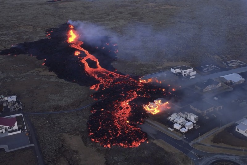Aliran lahar gunung berapi mendekat ke pemukiman warga di Grivandik, Islandia, Senin (15/1/2024). (Bjorn Steinbekk via AP) Aliran lahar gunung berapi mendekat ke pemukiman warga di Grivandik, Islandia, Senin (15/1/2024). (Bjorn Steinbekk via AP)