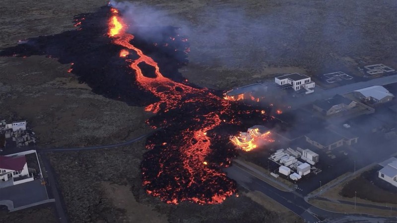 Aliran lahar gunung berapi mendekat ke pemukiman warga di Grivandik, Islandia, Senin (15/1/2024). (Bjorn Steinbekk via AP)