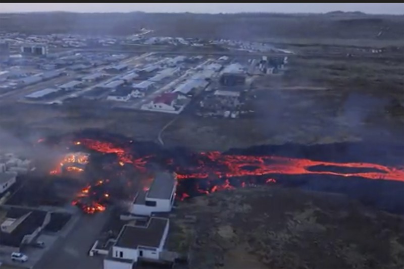 Aliran lahar gunung berapi mendekat ke pemukiman warga di Grivandik, Islandia, Senin (15/1/2024). (Bjorn Steinbekk via AP)