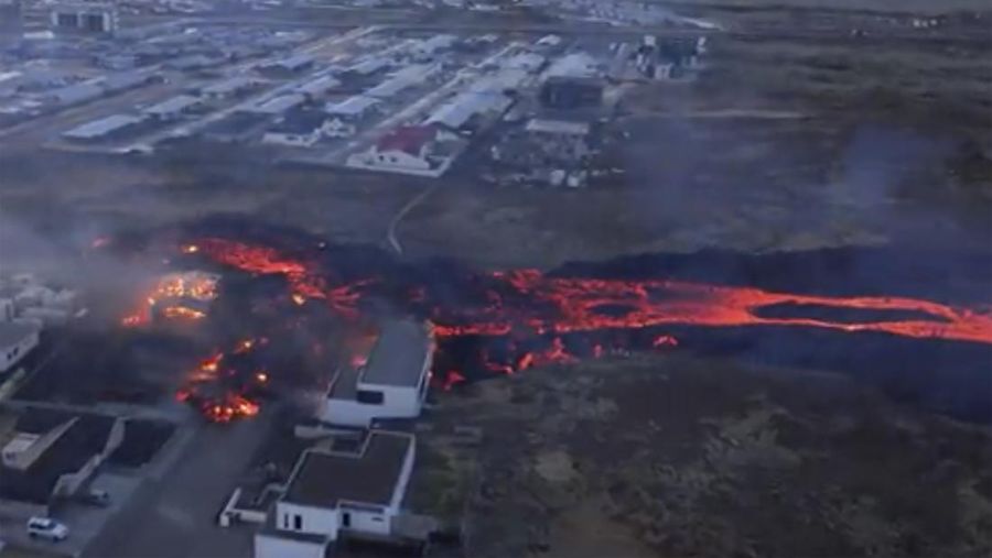 Aliran lahar gunung berapi mendekat ke pemukiman warga di Grivandik, Islandia, Senin (15/1/2024). (Bjorn Steinbekk via AP)