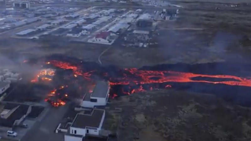 Aliran lahar gunung berapi mendekat ke pemukiman warga di Grivandik, Islandia, Senin (15/1/2024). (Bjorn Steinbekk via AP)
