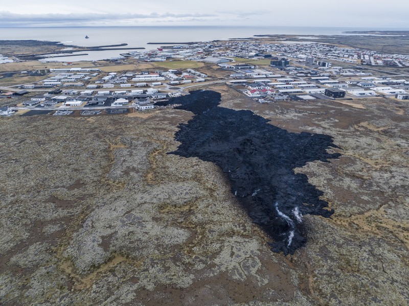 Aliran lahar gunung berapi mendekat ke pemukiman warga di Grivandik, Islandia, Senin (15/1/2024). (Bjorn Steinbekk via AP) Aliran lahar gunung berapi mendekat ke pemukiman warga di Grivandik, Islandia, Senin (15/1/2024). (Bjorn Steinbekk via AP)