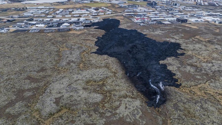 Aliran lahar gunung berapi mendekat ke pemukiman warga di Grivandik, Islandia, Senin (15/1/2024). (Bjorn Steinbekk via AP)