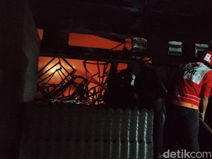 Kebakaran Toko Material di Cianjur, 3 Orang Dikabarkan Terjebak