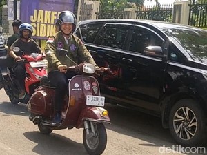 Naik Vespa Merah, Ganjar Blusukan ke Pasar Induk Kajen Pekalongan