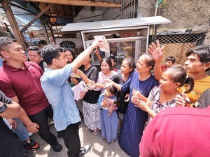 Gibran Blusukan di Warakas, Ngopi dan Bagikan Susu-Buku