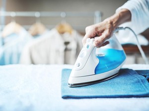 8 Tips Menyetrika Baju dengan Efisien, Dijamin Cepat Selesai!