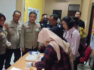 Polisi Cek Kesehatan Petugas Jaga-Pelipat Surat Suara di KPU Pekanbaru
