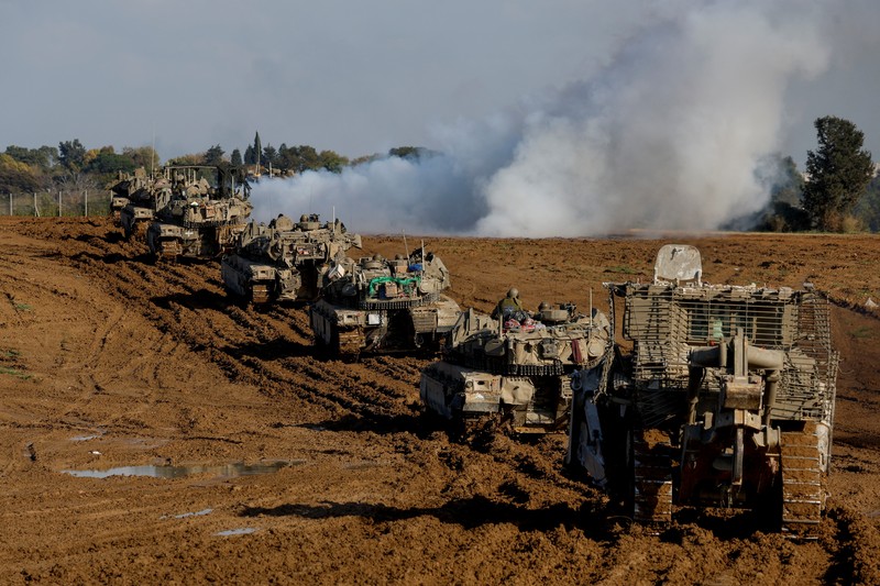 Kendaraan militer Israel bergerak keluar dari Jalur Gaza, Senin (15/1/2024). (REUTERS/Amir Cohen)