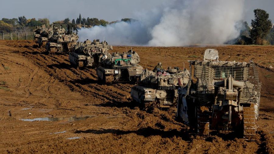 Kendaraan militer Israel bergerak keluar dari Jalur Gaza, Senin (15/1/2024). (REUTERS/Amir Cohen)
