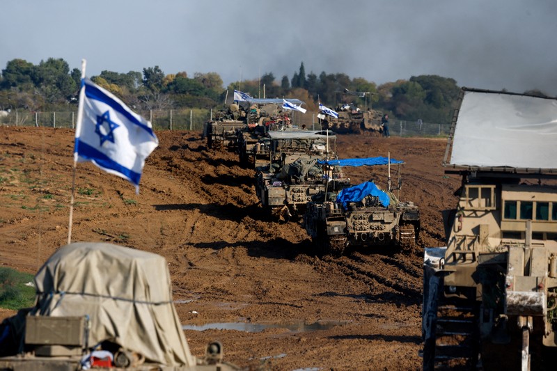 Kendaraan militer Israel bergerak keluar dari Jalur Gaza, Senin (15/1/2024). (REUTERS/Amir Cohen) Kendaraan militer Israel bergerak keluar dari Jalur Gaza, Senin (15/1/2024). (REUTERS/Amir Cohen)