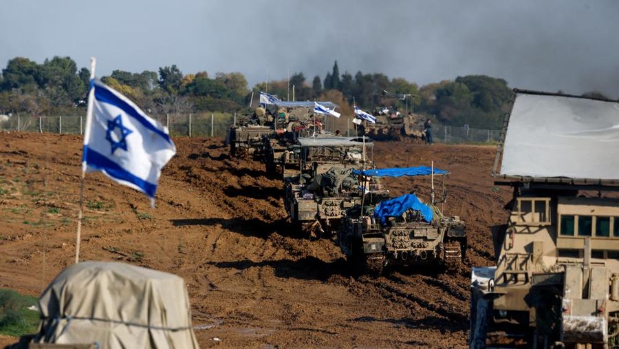 Kendaraan militer Israel bergerak keluar dari Jalur Gaza, Senin (15/1/2024). (REUTERS/Amir Cohen)
