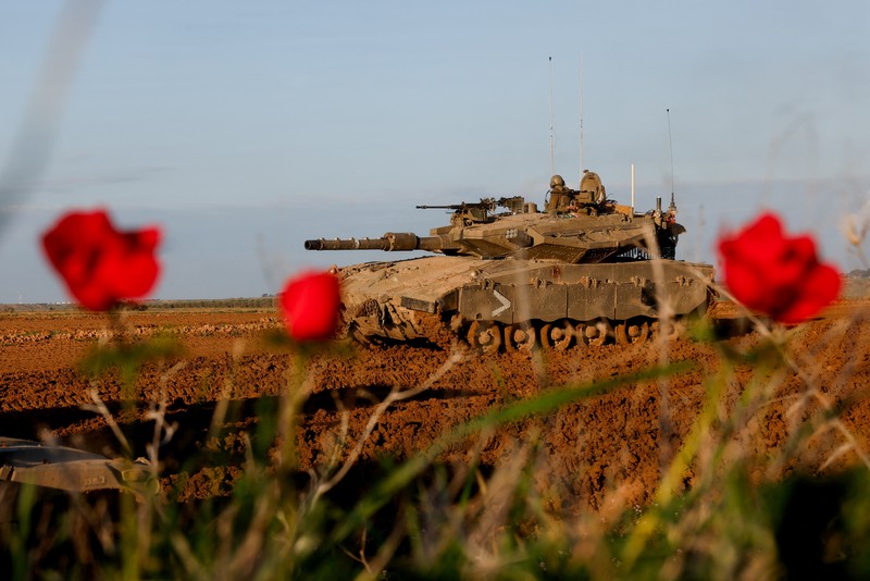 Kendaraan militer Israel bergerak keluar dari Jalur Gaza, Senin (15/1/2024). (REUTERS/Amir Cohen) Kendaraan militer Israel bergerak keluar dari Jalur Gaza, Senin (15/1/2024). (REUTERS/Amir Cohen)
