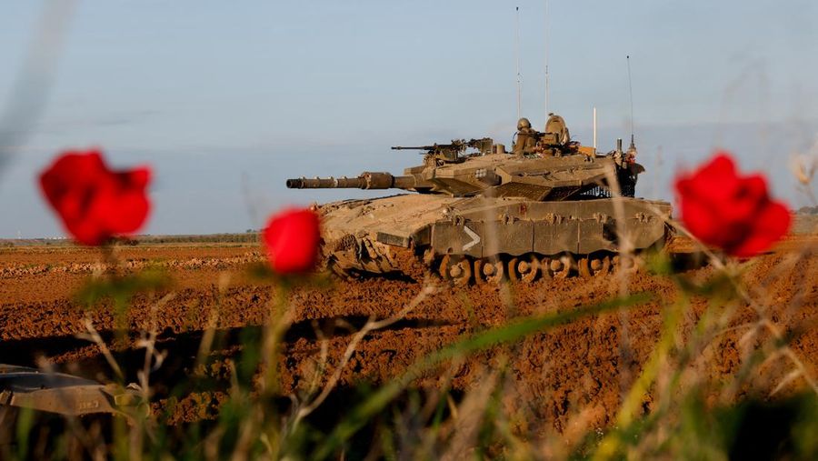 Kendaraan militer Israel bergerak keluar dari Jalur Gaza, Senin (15/1/2024). (REUTERS/Amir Cohen)