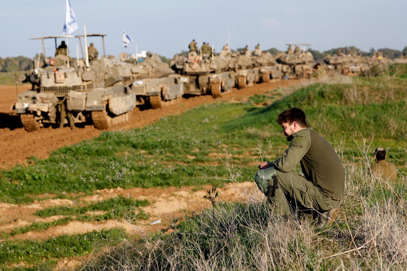 Kendaraan militer Israel bergerak keluar dari Jalur Gaza, Senin (15/1/2024). (REUTERS/Amir Cohen) Kendaraan militer Israel bergerak keluar dari Jalur Gaza, Senin (15/1/2024). (REUTERS/Amir Cohen)