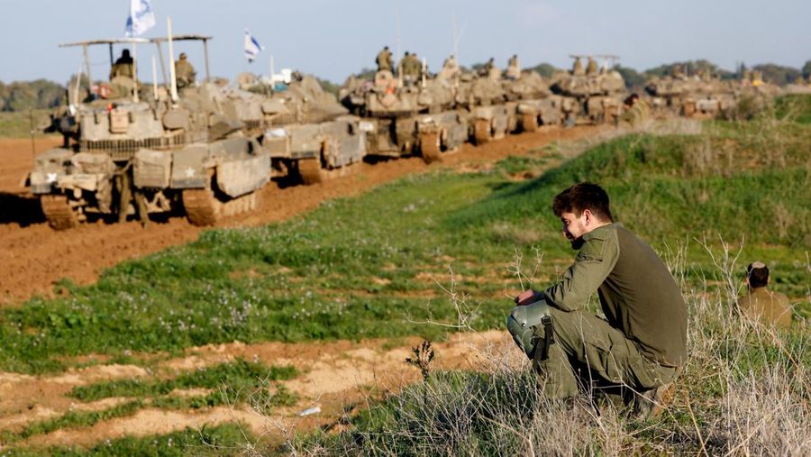 Kendaraan militer Israel bergerak keluar dari Jalur Gaza, Senin (15/1/2024). (REUTERS/Amir Cohen)