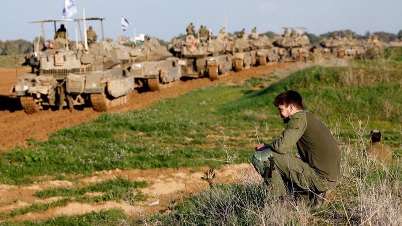 Kendaraan militer Israel bergerak keluar dari Jalur Gaza, Senin (15/1/2024). (REUTERS/Amir Cohen)