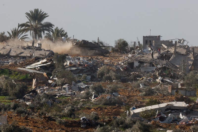 Kendaraan militer Israel bergerak keluar dari Jalur Gaza, Senin (15/1/2024). (REUTERS/Amir Cohen) Kendaraan militer Israel bergerak keluar dari Jalur Gaza, Senin (15/1/2024). (REUTERS/Amir Cohen)