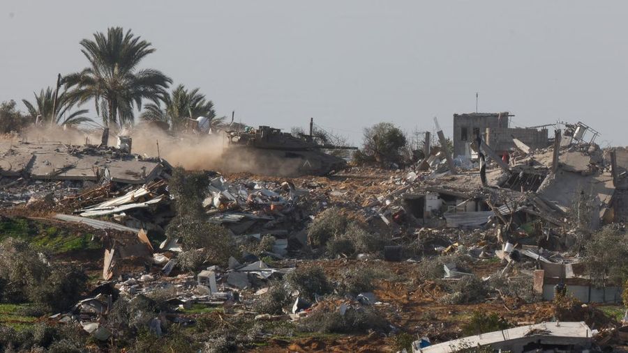Kondisi bangunan yang hancur akibat serangan Israel di Jalur Gaza, Sabtu (13/1/2023). (REUTERS/Amir Cohen)