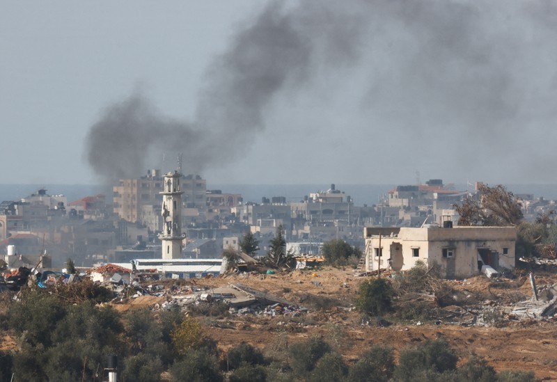 Kendaraan militer Israel bergerak keluar dari Jalur Gaza, Senin (15/1/2024). (REUTERS/Amir Cohen) Kendaraan militer Israel bergerak keluar dari Jalur Gaza, Senin (15/1/2024). (REUTERS/Amir Cohen)