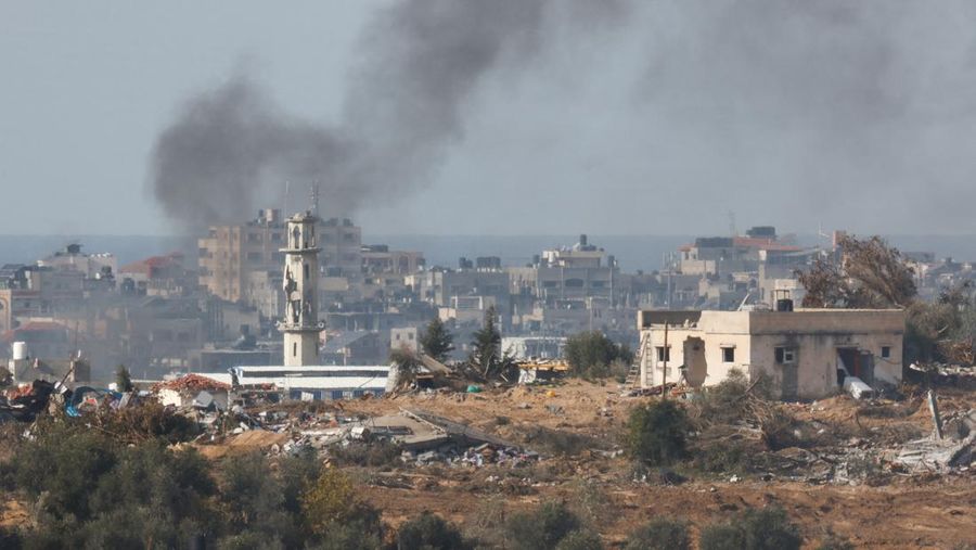 Kondisi bangunan yang hancur akibat serangan Israel di Jalur Gaza, Sabtu (13/1/2023). (REUTERS/Amir Cohen)