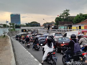 Viaduk Gilingan Solo Padat, Imbas Penutupan 2 Jalan Dekat Simpang Joglo