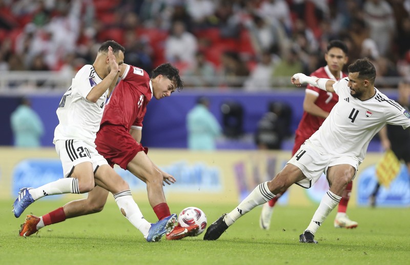 Laga Indonesia melawan Irak dalam lanjutan grup D Piala Asia 2023 di Qatar. (AP Photo/Hussein Sayed) Laga Indonesia melawan Irak dalam lanjutan grup D Piala Asia 2023 di Qatar. (AP Photo/Hussein Sayed)